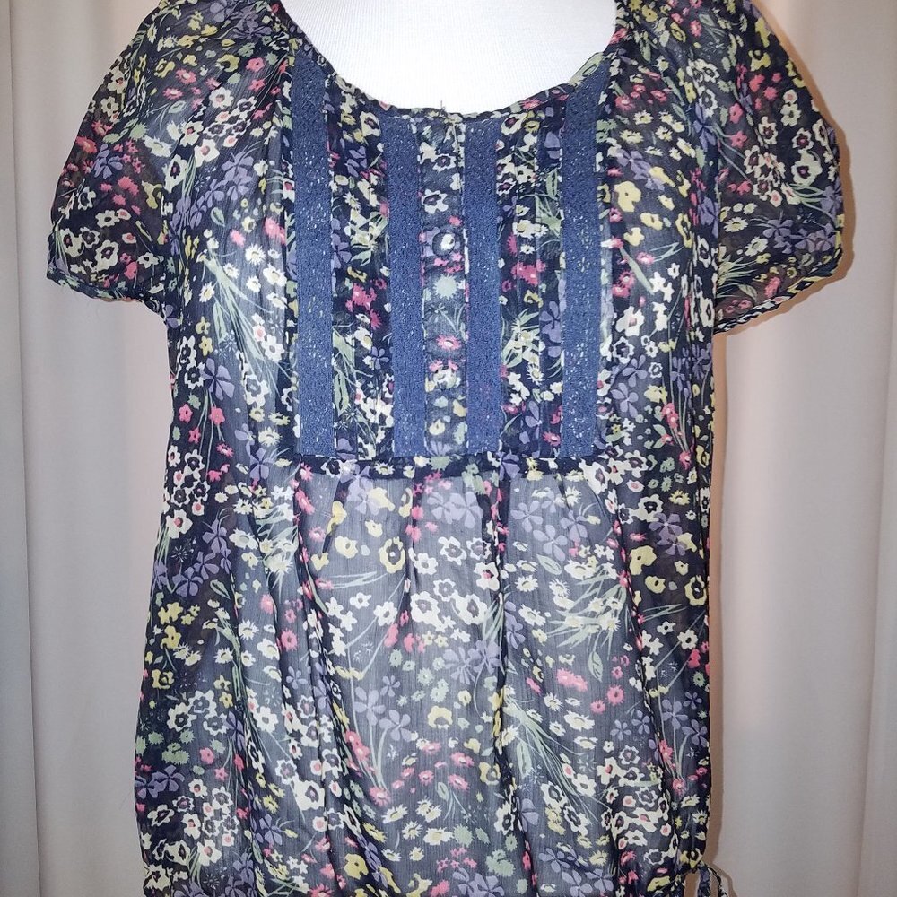 ana petite xlarge black top with small flowers